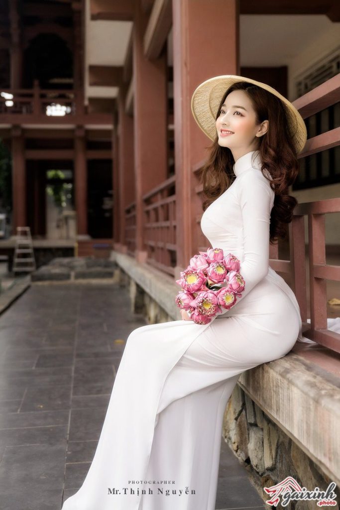 Siêu Phẩm Cúc Hoạ Mi Bên Áo Dài Trắng Quần Ren Đầy Gợi Cảm